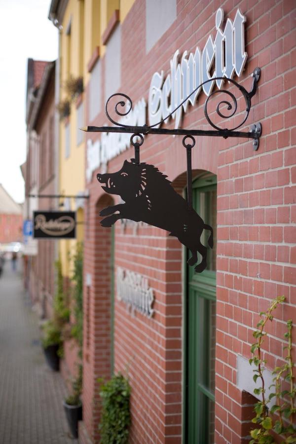 Gasthaus Und Pension "Zum Hauenden Schwein" Wörlitz Exterior foto